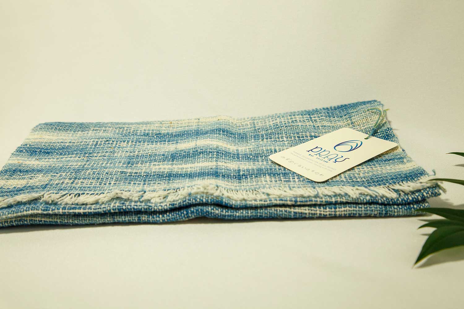 pray to nam ラオス自然栽培綿 ガーデンスカーフ(藍染めグラデーション薄) - 画像 (3)